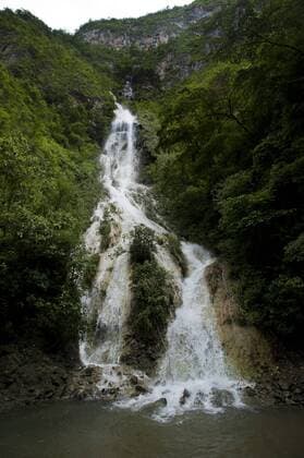 Der Fluss Canon del Sumidero in Chiapas ist eine Attraktion. Es werden Bootstouren mit Schnellbooten angeboten. Landschaft Mexiko.