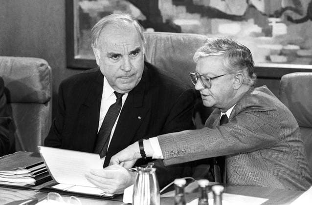 Bundeskanzler Helmut Kohl (li., Deutschland CDU) und Kanzleramtschef Rudolf Seiters (Deutschland CDU) während einer Kabinettssitzung in Bonn