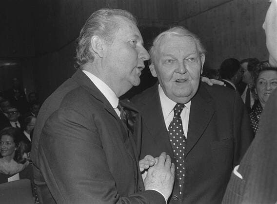Axel Caesar SPRINGER, Deutschland, Verleger, hat freundschaftlich einen Arm um Ludwig ERHARD, Deutschland, Politiker, CDU, ehemaliger Bundeskanzler, gelegt, Querformat; Schwarzweissaufnahme