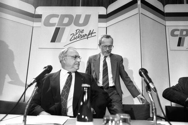 Bundeskanzler Helmut Kohl (li.) und Lothar de Maiziere(beide Deutschland CDU) in Bonn