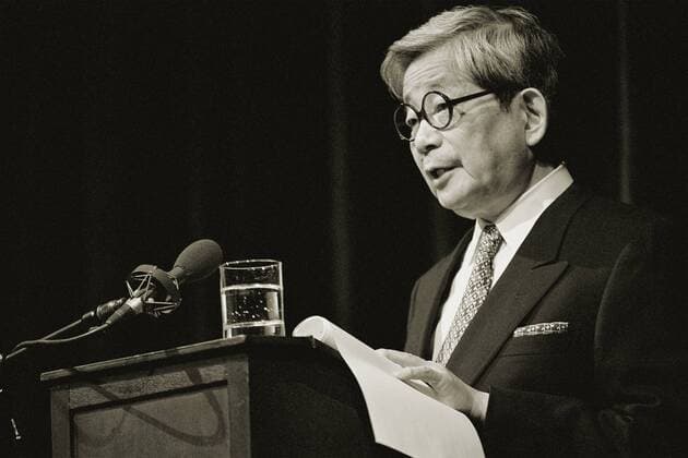 Berliner Lektionen Kenzaburo Oe, Literatur-Nobelpreisträger des Jahres 1994 spricht im Renaissance-Theater, Berlin am 5. Dezember 1999 , 11.30 in der Veranstaltung der Berliner Lektionen am 05.12.1999