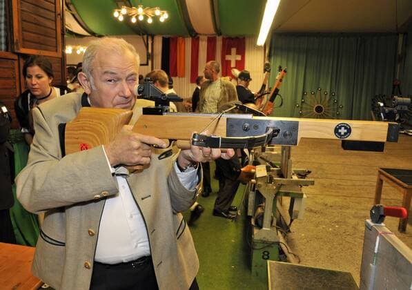 Armbrustschießen von Heller und Partner im Winzerer Fähndl, Oktoberfest in München - Günther Beckstein mit der Armbrust