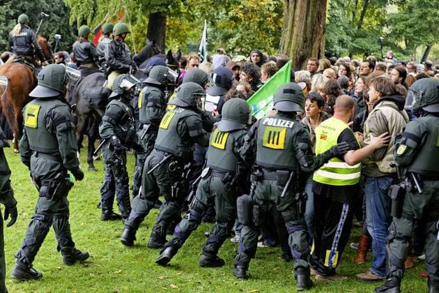 30.09.2010 - Baustelle Stuttgart 21: Nachdem der Nordflügel abgerissen ist, sollen noch in dieser Nacht die ersten Bäume im Schlossgarten fallen. Mit Wasserwerfern und unter Einsatz von Tränengas räumten Hunderte von Polizisten die Parkanlage mit alten Bäumen. Rund 300 von ihnen sollen für das umstrittene Bahnprojekt Stuttgart 21 fallen. Tausende von Projektgegnern stellten sich der Polizei bei der Räumung in den Weg.
