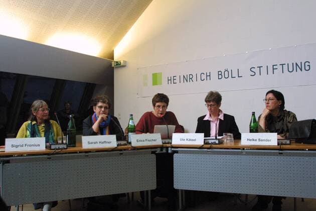 Sigrid Fronius, Sarah Haffner, Erica Fischer, Ute Kätzel, und Helke Sander (v.l.n.r.) bei der Präsentation des Buches Die 68erinnen (Rowohlt Berlin) von Ute Kätzel in der Heinrich-Böll-Stiftung in Berlin-Mitte am 16.04.2002.