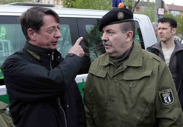 NPD Kundgebung am Samstag (01.05.2010) in Berlin an der Bornholmer Brücke und linke Gegenwehr: Innensenator Ehrhart Körting und Michael Knape, Direktor beim Polizeipräsidenten.