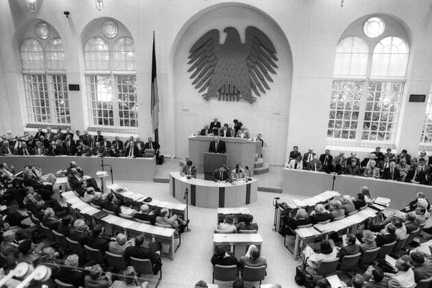 Bundeskanzler Helmut Kohl (BRD CDU) am Rednerpult während der Regierungserklärung zur Deutschen Einheit im Bundestag in Bonn