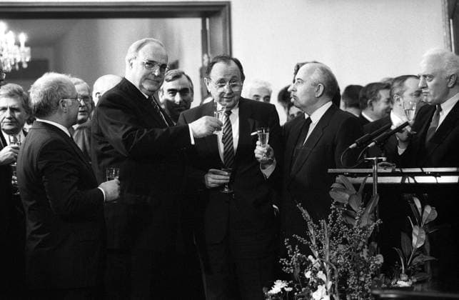 V.l.n.r.: Norbert Blüm, Bundeskanzler Helmut Kohl, Außenminister Hans Dietrich Genscher (alle Deutschland), Präsident Michail Gorbatschow und Außenminister Eduard Schewardnadse (beide UdSSR) stoßen mit Sekt an auf die Unterzeichnung des deutsch-sowjetischen Vertrags über - Gute Nachbarschaft, Partnerschaft und Zusammenarbeit - in Bonn