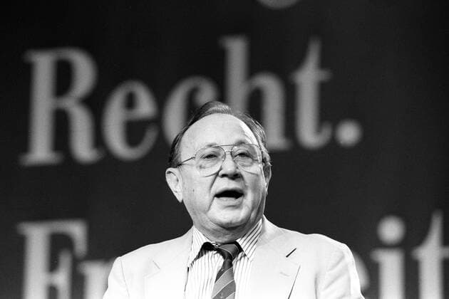 Außenminister Hans-Dietrich Genscher (Deutschland FDP) auf dem FDP-Vereinigungsparteitag in Hannover