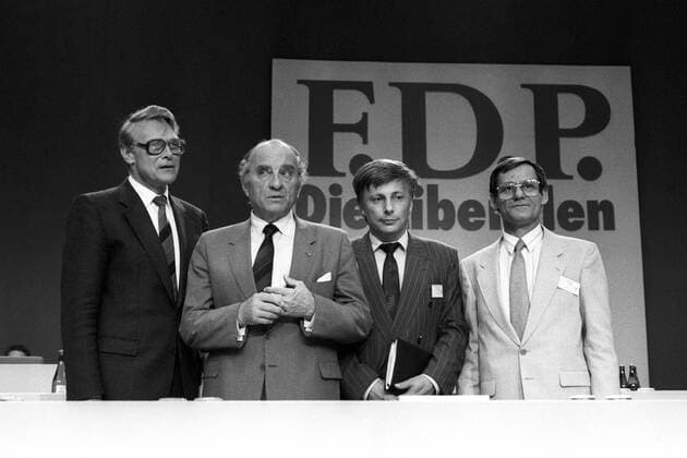 Beitrittserklärung der drei liberalen Parteien der DDR zur FPD Otto Graf Lambsdorff (2L, Deutschland FDP-Bundesvorsitzender) mit deren Vorsitzenden (L-R) Bruno Menzel, Rainer Ortleb und Lothar Ramin auf dem FDP-Vereinigungsparteitag in Hannover