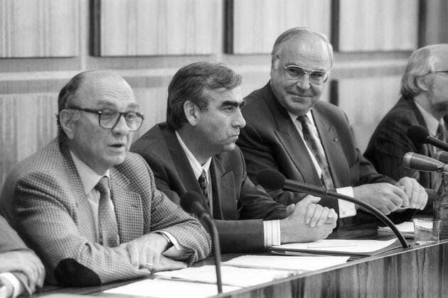(L-R) Otto Graf Lambsdorff (Deutschland FDP-Bundesvorsitzender), Finanzminister Theo Waigel (Deutschland CSU) und Bundeskanzler Helmut Kohl (Deutschland CDU) während einer Pressekonferenz zu einem möglichen vorgezogenen Wahltermin für die Bundestagswahl 1990 in Bonn
