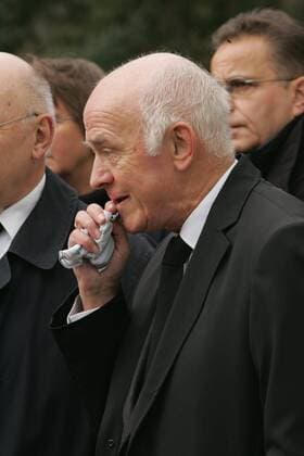 Beisetzung des früheren Spionagechefs der DDR, Markus Wolf, in Berlin auf dem Zentralfriedhof Friedrichsfelde: Der PDS-Politiker Klaus Höpcke war war stellvertretender Minister für Kultur der DDR.