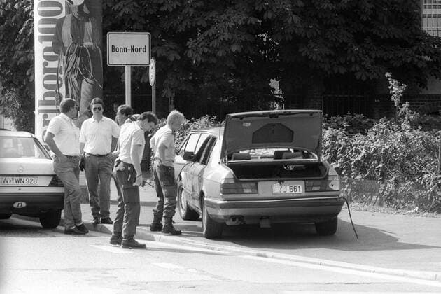 Bombenanschlag des Kommandos Jose Manuel Sevillano der Roten Armee Fraktion (RAF) auf das Auto von Staatssekretär HANS NEUSEL an der Autobahnabfahrt Bonn-Auerberg
