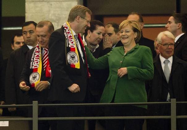 (R-L) DFL-Präsident Reinhard Rauball, Bundeskanzlerin Angela MERKEL, Bundespräsident Christian WULFF und Ministerpräsident Recep Tayyip Erdogan (Türkei) während des EM-Qualifikationsspiels zwischen Deutschland und der Türkei in Berlin