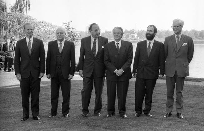 ZWEI-PLUS-VIER-GESPRÄCHE IN BONN: (L-R) Außenminister James Baker (USA), Außenminister Eduard Schewardnadse (UdSSR), Außenminister Hans-Dietrich Genscher (Deutschland FDP), Roland Dumas (Frankreich), Außenminister Markus Meckel (DDR) und Außenminister Douglas Hurt (Großbritannien)