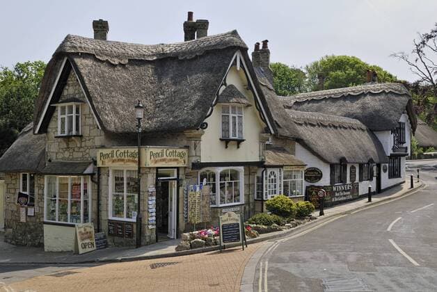  Reetgedeckte Häuser mit Andenken- und Teeladen, Shanklin Old Village, Isle of Wight, Südengland, England, Großbritannien, Europa iblhmw01700253