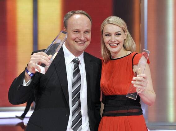 Oliver WELKE (l.) und Martina HILL mit ihren Trophäen, Auszeichnungen in der Kategorie Beste Comedy für die Sendung heute-show - ARD WDR Verleihung Deutscher Fernsehpreis am 09.10.2010 in Köln