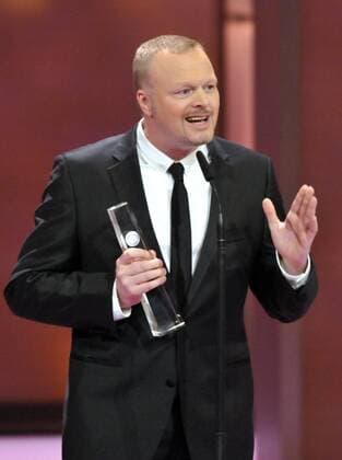 Kategorie Besondere Leistung Unterhaltung : Stefan RAAB, Entertainer des Jahres, präsentiert die Trophäe - ARD WDR Verleihung Deutscher Fernsehpreis am 09.10.2010 in Köln