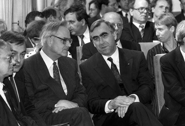Theo Waigel (re., Deutschland CSU) und Walter Romberg (DDR SPD) - Unterzeichnung des Staatsvertrags BRD-DDR in Bonn