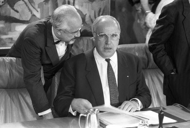 Bundeskanzler Helmut Kohl (R, Deutschland CDU) mit Presseamtschef Hans Klein (Deutschland CSU) während einer Sitzung des Bundeskabinetts mit den Ministerpräsidenten der Länder zur Finanzierung der Wiedervereinigung in Bonn