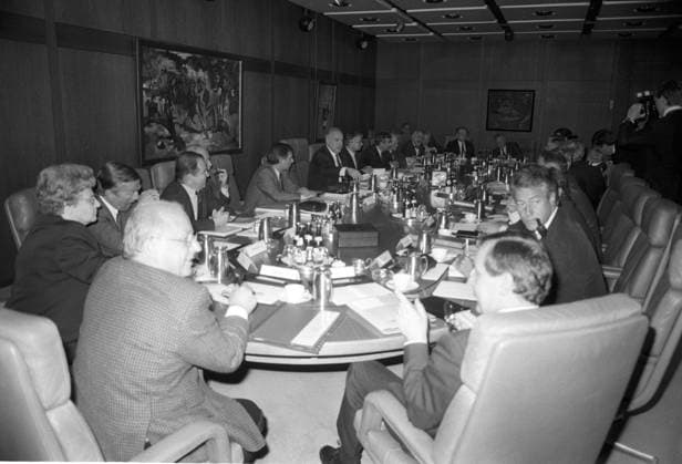 Bundeskanzler Helmut Kohl (Deutschland CDU) mit (nach links gegen den Uhrzeigersinn) Innenminister Wolfgang Schäuble (Deutschland CDU), Justizminister Hans A. Engelhard (Deutschland FDP), Lutz Stavenhagen (Deutschland CDU), Wirtschaftsminister Helmut Haussmann (Deutschland FDP), Dorothee Wilms (Deutschland CDU Bundesministerin für innerdeutsche Beziehungen), Arbeitsminister Norbert Blüm (Deutschland CDU) und außerdem Björn Engholm (2R, Deutschland SPD Ministerpräsident Schleswig-Holstein) sowie (R von Kohl im Uhrzeigersinn) Kanzleramtschef Rudolf Seiters (Deutschland CDU), Finanzminister Theo Waigel (Deutschland CSU), Verteidigungsminister Gerhard Stoltenberg (Deutschland CDU) und Presseamtschef Hans Klein (Deutschland CSU) während einer Sitzung des Bundeskabinetts mit den Ministerpräsidenten der Länder zur Finanzierung der Wiedervereinigung in Bonn