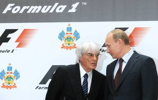 SOCHI, RUSSIA. OCTOBER 14, 2010. F1 supremo Bernie Ecclestone (L) and Russian Prime Minister Vladimir Putin (R) talk as they sign an agreement to host the Russian Grand Prix between 2014 and 2020 in the Black Sea Resort of Sochi.  premiumd Aufmacher 163382
