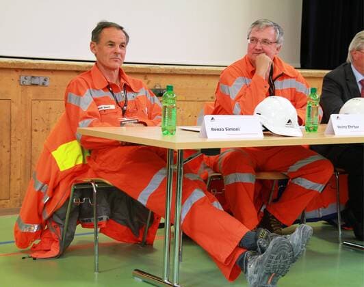 Durchbruch am Gotthard-Basistunnel. Hauptdurchlag - Pressekonferenz mit Dr. Renzo Simoni Vorsitzender der Geschäftsleitung links und Heinz Ehrbar Leiter Tunnel und Trassebau rechts 
