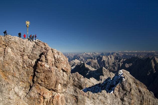  Blick auf das Gipfelkreuz der Zugspitze bei schönem Wetter in den deutschen Alpen, Deutschland, Europa iblsta01711482