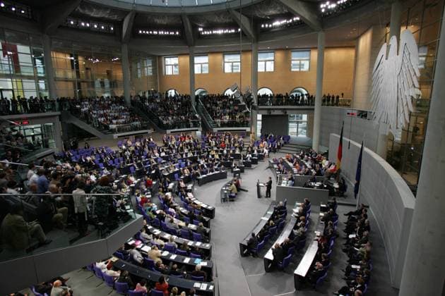 Vollbesetzt ist der Plenarsaal des Deutschen Bundestages am Freitag (01.07.2005) in Berlin anlässlich der Stellung der Vertrauensfrage durch Bundeskanzler Gerhard Schröder (SDP).