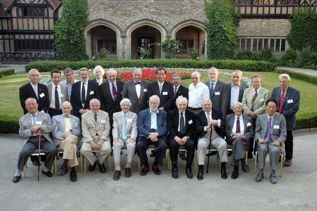 Die Nobelpreisträger (vorne v.l.n.r.) Masatoshi Koshiba, John Fenn, Baruch S. Blumberg, Antony Hewish, Paul C. Lauterbur, Jerome Karle, Riccardo Giacconi, Nicolaas Bloembergen, Leo Esaki und hinten (v.r.n.l.) Ivar Giaever, Josef Crutzen, Werner Arber, Hartmut Michel, Johann Deisenhofer, Johannes Georg Bednorz, Yuan Tseh Lee, Kurt Wüthrich, Rudolph Arthur Marcus, Stanley B. Prusiner, Martinus J. G. Veltman, Aaron Ciechanover, Roderick MacKinnon und Robert Huber stehen am Donnerstag (23.06.2005) in Potsdam zu einem Gruppenbild zusammen. Nobelpreisträger