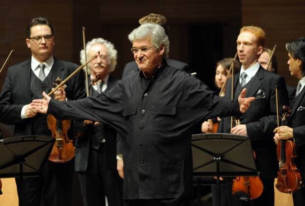 Pinchas Zukerman, 70. Geburtstag am 16. Juli MOSCOW, RUSSIA. NOVEMBER 2, 2010. Violinist and conductor Pinchas Zukerman (foreground) appears before a concert of the Moscow Virtuosi Orchestra at the Moscow International Performance Arts Center.  RE0DB0A5