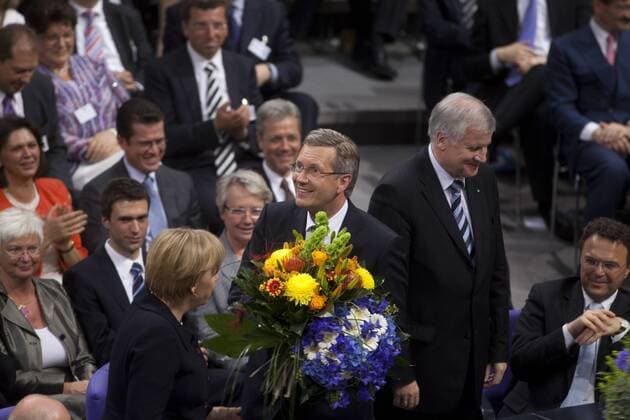 Deutschland, Berlin, Bundestag, 14.Bundesversammlung zur Wahl des 10. Bundespräsidenten - Christian Wulff nach gewonnener Wahl mit Blumen