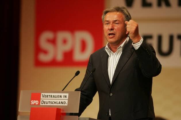 Der Regierende Buergermeister von Berlin, Klaus Wowereit, gestikuliert am Sonntag (07.08.2005) in Berlin auf dem SPD Landesparteitag. SPD Landesparteitag