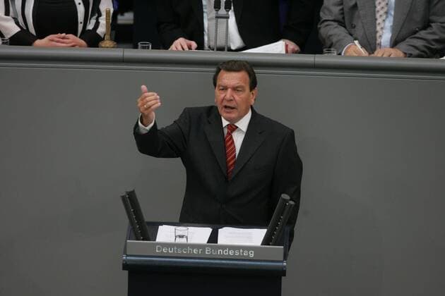 Bundeskanzler Gerhard Schröder (SPD) gestikuliert am Mittwoch (07.09.2005) in Berlin im Bundestag während seiner letzten Regierungserklärung der laufenden Legislaturperiode