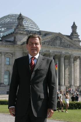 Bundeskanzler Gerhard Schröder (SPD) steht am Mittwoch (07.09.2005) in Berlin vor dem Bundestag nachdem er seine letzte Regierungserklärung der laufenden Legislaturperiode gehalten hat