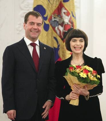 MOSCOW, RUSSIA. NOVEMBER 4, 2010. President of Russia Dmitry Medvedev presents the Order of Friendship to French singer Mireille Mathieu For Outstanding Contribution to the Strengthening of Cultural Relations between Russia and France.  Highlight RE0DB2C8