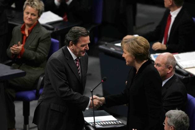 Gerhard Schröder (SPD, l.) gratuliert Angela Merkel (CDU,r.) am Dienstag (22.11.2005) in Berlin im Bundestag zur Wahl zur ersten Kanzlerin der Bundesrepublik Deutschland.