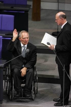 Innenminister Wolfgang Schäuble (CDU, l.) leistet am Dienstag (22.11.2005) in Berlin seinen Amtseid im Bundestag gegenüber Bundestagspräsidenten Norbert Lammert (CDU, r.).