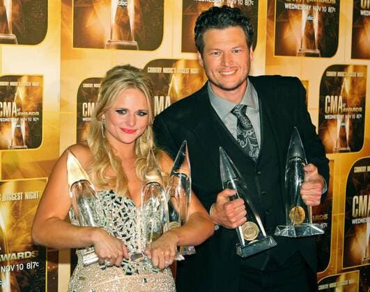 Miranda Lambert and Blake Shelton pose with their awards during the 44th Annual Country Music Awards in Nashville, Tennessee on November 10, 2010.  CMA20101110449
