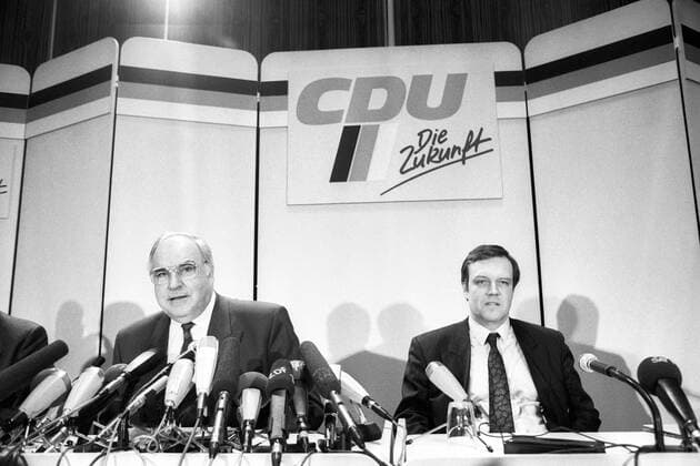Bundeskanzler Helmut Kohl (li., BRD CDU) und Volker Rühe (BRD CDU-Generalsekretär) während einer Pressekonferenz