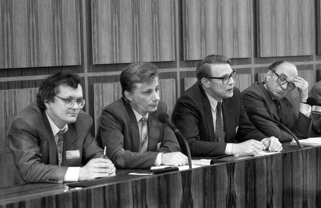 L-R: Jürgen Schmieder (DDR DFP), Rainer Ortleb (DDR LDP), Bruno Menzel (DDR FDP) und Otto Graf Lambsdorff (Deutschland FDP) in Bonn