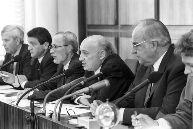 Bundeskanzler Helmut Kohl (re., Deutschland CDU) empfängt die Vorsitzenden der in der Allianz für Deutschland zusammengeschlossenen DDR-Parteien Demokratischer Aufbruch (DA), Ost-CDU und Deutsche Soziale Union (DSU), v.l.n.r.: Wolfgang Schnur (DA), Lothar de Maiziere (CDU) und Hans Wilhelm Ebeling (DSU) in Bonn