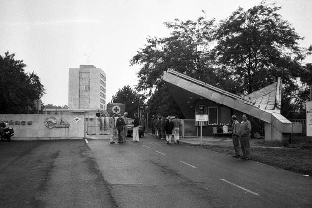 Flüchtlinge aus der DDR am Eingang zum Gelände des Deutschen Roten Kreuzes in Budapest