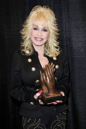 Dolly Parton, die Country Ikone und Gründerin vom Freizeitpark Dollywood mit ihrem Preis bei der Verleihung vom Liseberg Applause Award der IAAPA Attractions Expo 2010 am 16.11.2010 in Orlando 