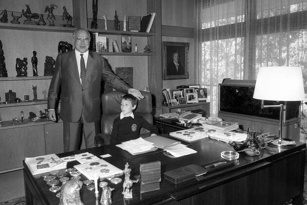 Bundeskanzler Helmut Kohl (BRD CDU) mit einem Jungen der Augsburger Domsingknaben in seinem Büro im Kanzleramt in Bonn