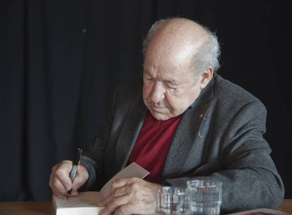 Der Holocaust-Überlebende Sally Perel signiert seine Autobiografie Ich war Hitlerjunge Salomon für Schüler der Gesamtschule Friedenstal