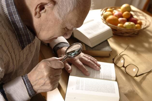  Alter Mann, Senior, 92 Jahre, mit Buch und Lupe ibllid01743746