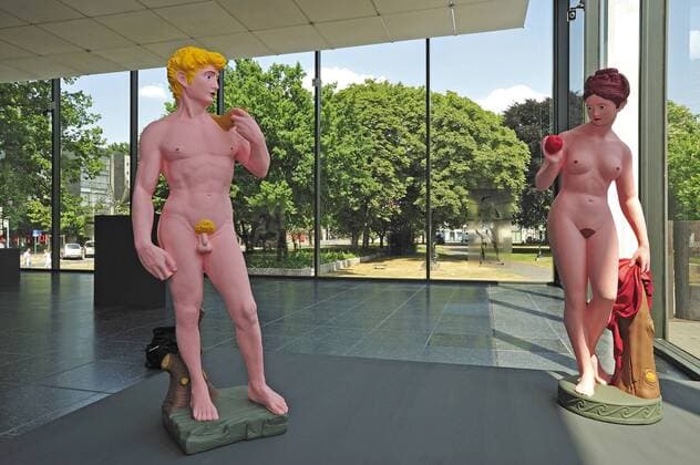 Deu, Deutschland, Ruhrgebiet, Duisburg, Stiftung Wilhelm Lehmbruck Museum, Neben dem Lebenswerk Wilhelm Lehmbrucks (1881-1919) stellt die Sammlung der Internationalen Skulptur- und Objektkunst der Moderne das Kernstück der Museumssammlung dar. Ergänzt wird sie durch Sammlungsbereiche der Malerei, Graphik, Fotografie und Neue Medien. Wiedereröffnung des Museums am 10. Juli 2010 mit neu ausgestellten Kunstwerken als auch neuen Präsentationsformen. Blick in den Ausstellungsbereich Nordhalle zum Thema Kopie und Aneignung. Im Vordergrund Venus und David von Hans-Peter Feldmann. Wilhelm Lehmbruck Museum in Duisburg