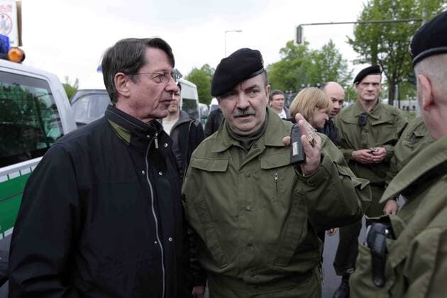 NPD Kundgebung am Samstag (01.05.2010) in Berlin an der Bornholmer Brücke und linke Gegenwehr: Innensenator Erhard Körting (L) und Michael Knape, Direktor beim Polizeipräsidenten.