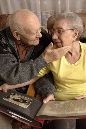  Paar, Senior, 92 Jahre, Seniorin, 89 Jahre, mit Familienalbum ibllid01744424