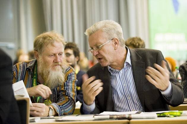 Winfried KRETSCHMANN r. , MdL, diskutiert mit einem Delegierten, 32. Ordentliche Bundesdelegiertenkonferenz von Bündnis 90 Die Grünen vom 19. - 21.11.2010 in Freiburg